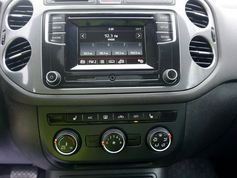 Used 2016 Volkswagen Tiguan S image 19