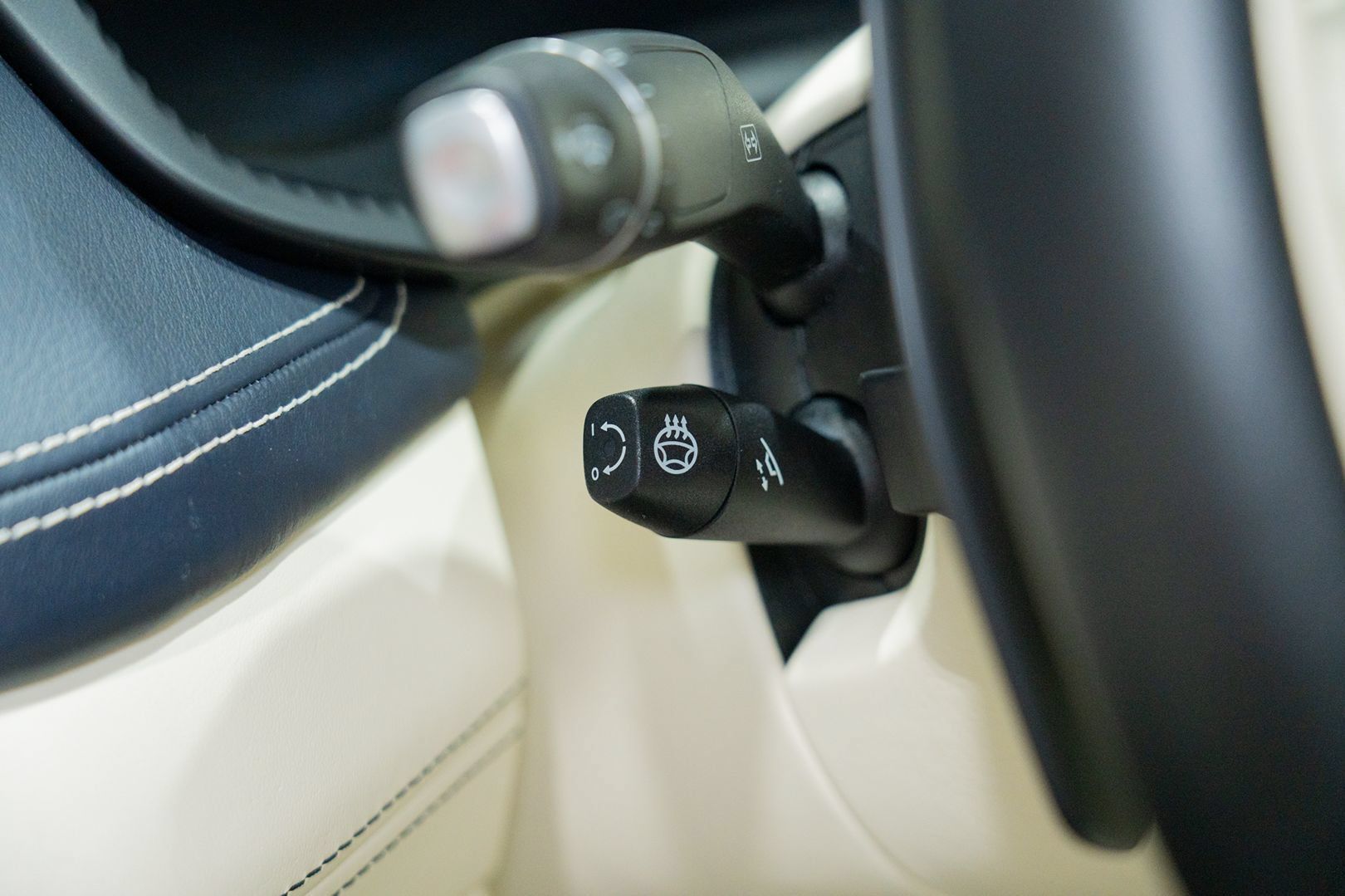 Used 2021 Aston Martin DBX AWD/4WD image 23