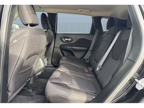 Used 2015 Jeep Cherokee Latitude image 18