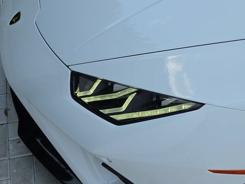 Used 2021 Lamborghini Huracan EVO RWD image 9