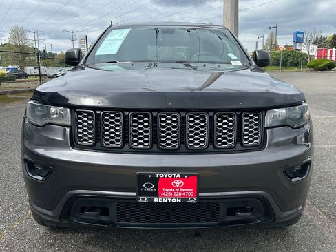 Used 2018 Jeep Grand Cherokee Laredo AWD/4WD image 2