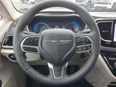 Used 2024 Chrysler Pacifica Touring-L image 19
