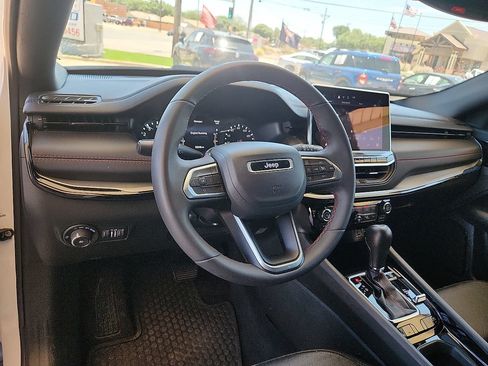 Used 2025 Jeep Compass Trailhawk AWD/4WD image 8