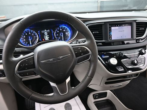 Used 2022 Chrysler Voyager LX image 38