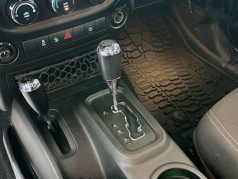 Used 2015 Jeep Wrangler Unlimited Sahara image 15