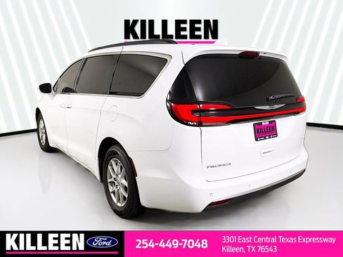 Used 2022 Chrysler Pacifica Touring-L FWD image 6