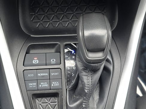 Used 2022 Toyota RAV4 LE image 20