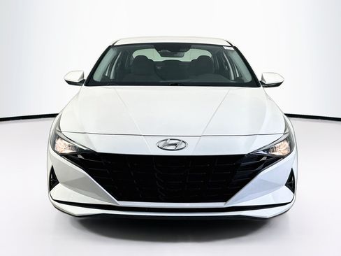 Used 2023 Hyundai Elantra SEL w/ Preferred Accessory Package FWD image 2