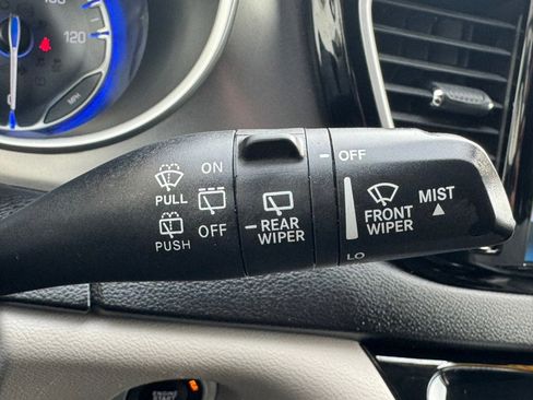 Used 2024 Chrysler Pacifica Touring-L image 20