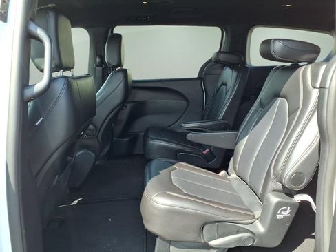 Used 2025 Chrysler Pacifica Select FWD image 5