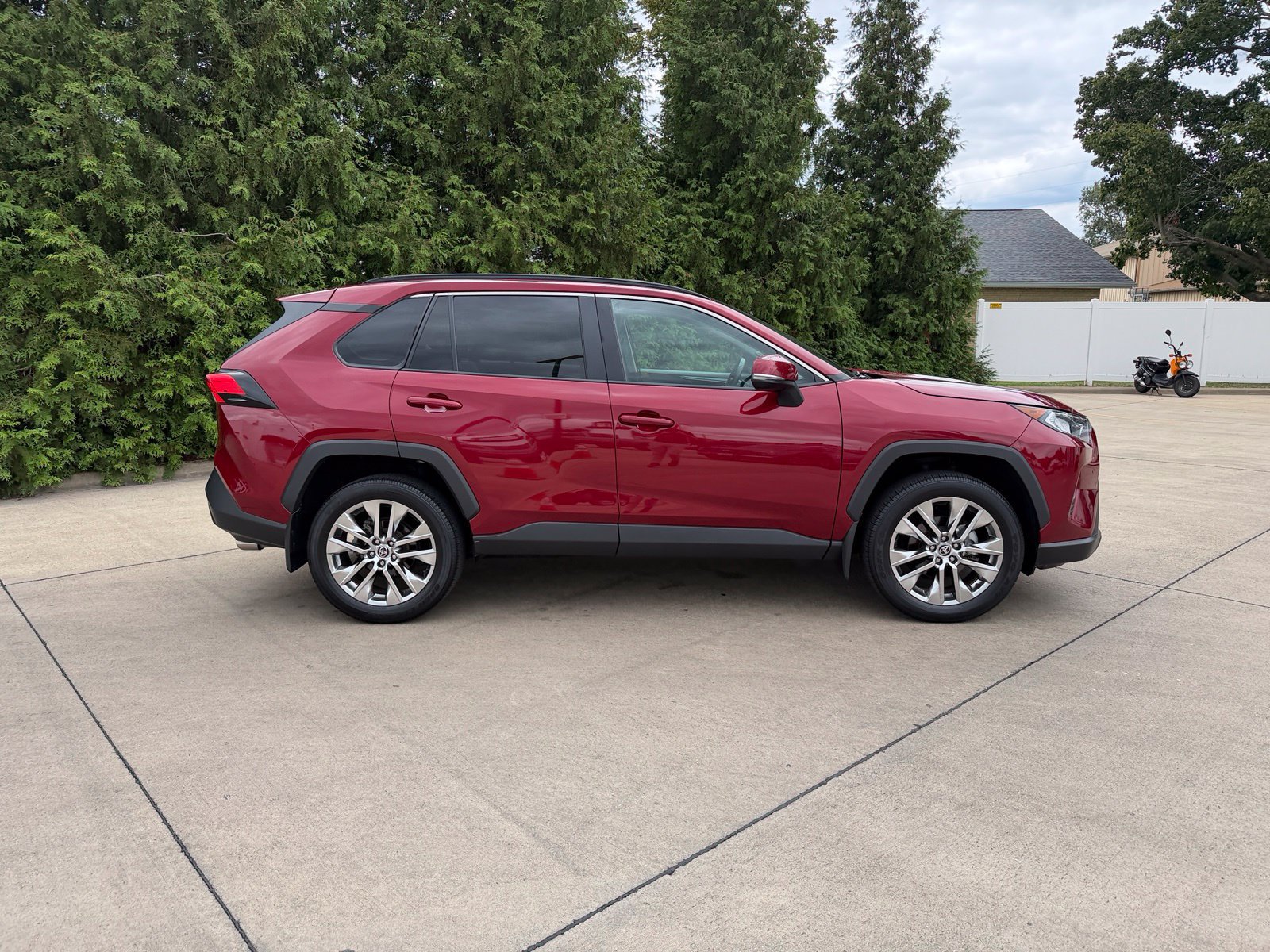 Used 2021 Toyota RAV4 XLE Premium AWD/4WD image 31