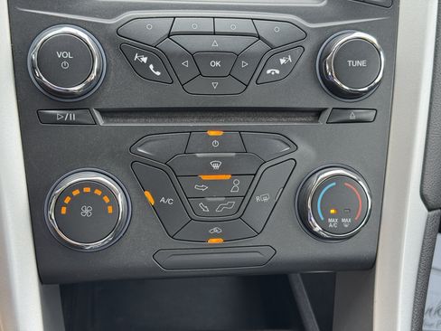 Used 2015 Ford Fusion SE FWD image 18