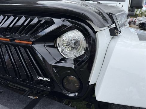 Used 2017 Jeep Wrangler Sahara AWD/4WD image 11