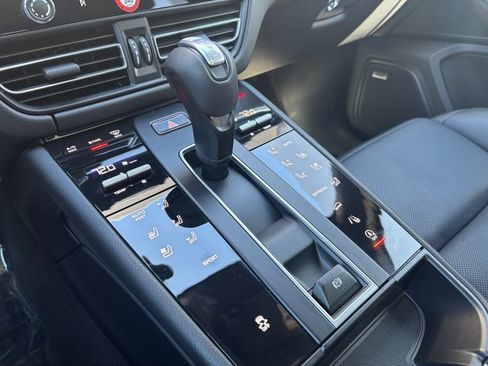 Certified 2025 Porsche Macan image 21