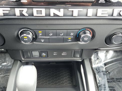 Used 2025 Nissan Frontier SV RWD image 21