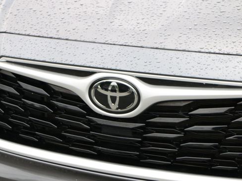 Used 2022 Toyota Highlander LE FWD image 12