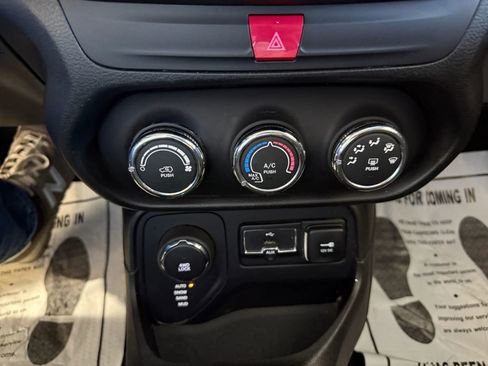 Used 2017 Jeep Renegade Altitude image 17