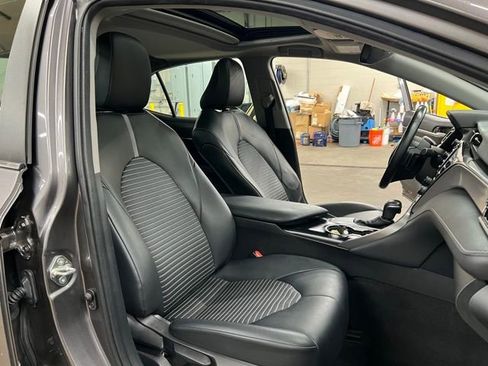 Used 2020 Toyota Camry SE image 10