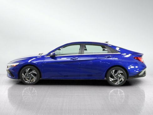 Used 2025 Hyundai Elantra SEL FWD image 2