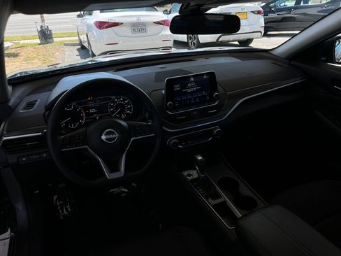 Used 2025 Nissan Altima 2.5 SV FWD image 34