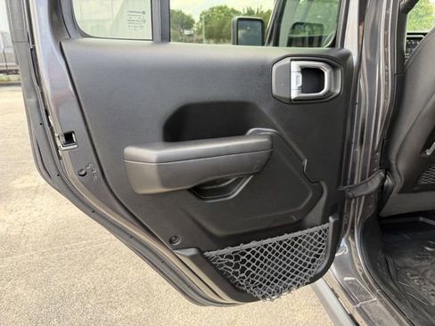 Used 2018 Jeep Wrangler Unlimited Rubicon AWD/4WD image 16