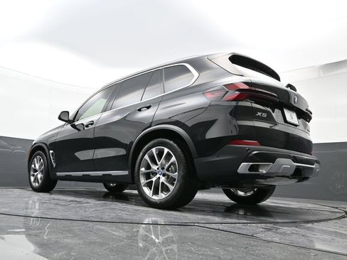 Used 2025 BMW X5 xDrive50e w/ Climate Comfort Package image 28