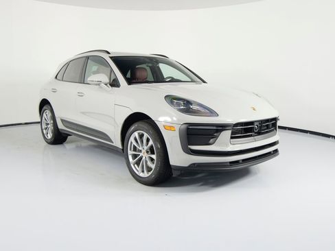 Certified 2025 Porsche Macan AWD/4WD image 12