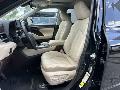 Used 2021 Toyota Highlander Limited FWD image 3