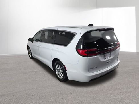 Used 2025 Chrysler Pacifica Select image 38
