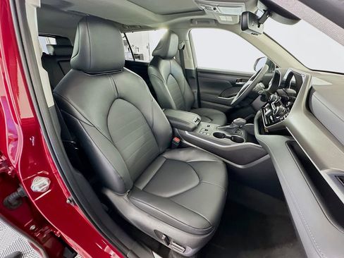 Used 2025 Toyota Highlander XLE image 30