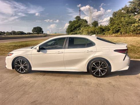 Used 2019 Toyota Camry SE FWD image 4