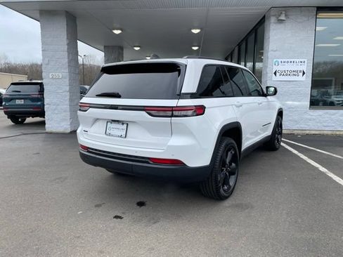 Used 2023 Jeep Grand Cherokee Altitude AWD/4WD image 5