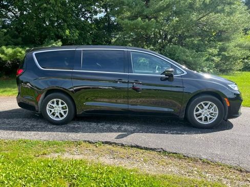 Used 2025 Chrysler Pacifica Select FWD image 2