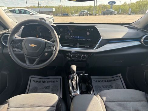 Used 2025 Chevrolet Trax LT FWD image 14