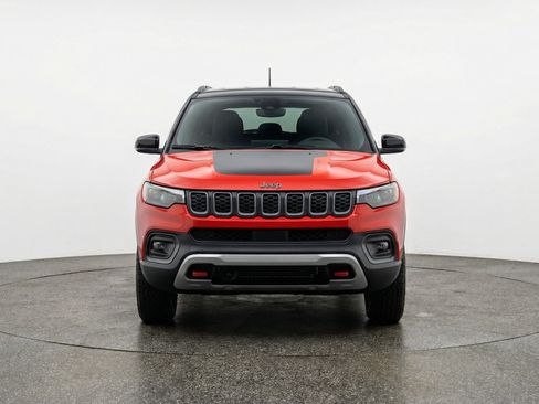 Used 2025 Jeep Compass Trailhawk AWD/4WD image 2