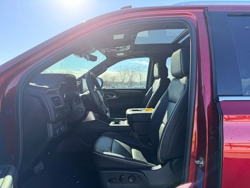 Used 2024 Chevrolet Suburban Premier image 7