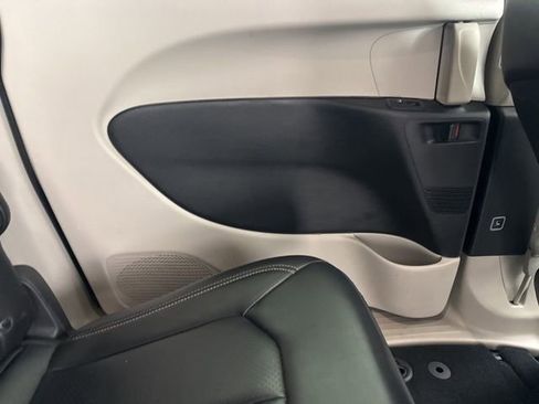 Used 2023 Chrysler Pacifica Touring-L image 27