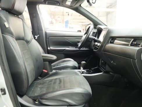 Used 2020 Mitsubishi Outlander LE FWD image 22