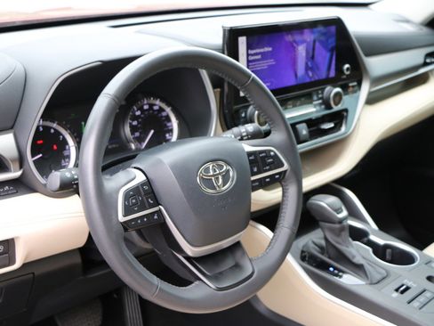 Used 2024 Toyota Highlander XLE AWD/4WD image 17