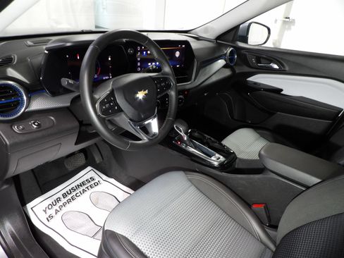 Used 2025 Chevrolet Trax LT w/ LT Convenience Package FWD image 9