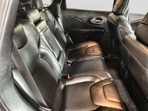 Used 2019 Jeep Cherokee Latitude Plus AWD/4WD image 24