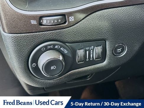 Used 2022 Jeep Cherokee Trailhawk w/ Premium Leather Package AWD/4WD image 15