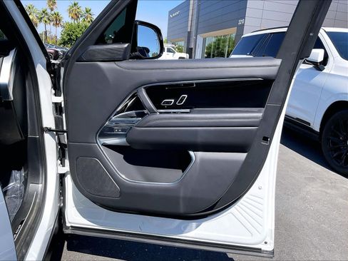 Used 2025 Land Rover Range Rover SE AWD/4WD image 24