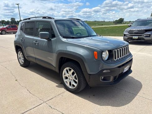 Used 2017 Jeep Renegade Latitude w/ Popular Equipment Group AWD/4WD image 3