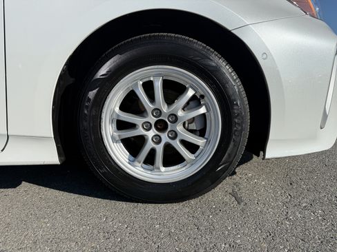 Used 2022 Toyota Prius LE AWD/4WD image 9