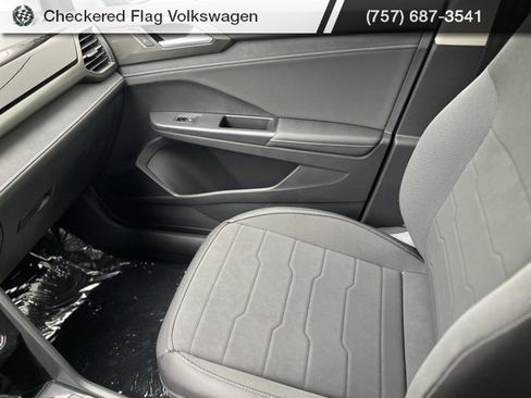 New 2025 Volkswagen Taos SE image 44