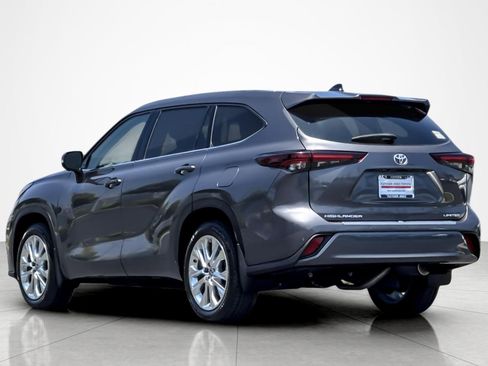 Certified 2024 Toyota Highlander Limited FWD image 3