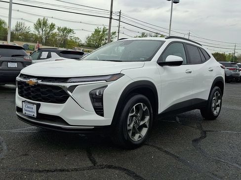 Used 2025 Chevrolet Trax LT FWD image 6