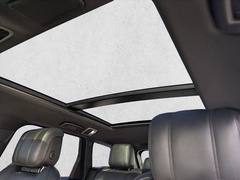 Used 2020 Land Rover Range Rover Sport HSE image 17