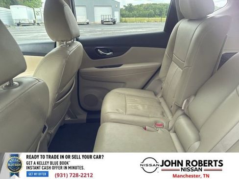 Used 2018 Nissan Rogue SV w/ Sun & Sound Touring Package FWD image 11
